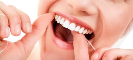 La manera correcta de utilizar el hilo dental